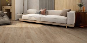 Decotec Premium Vinylboden in heller Naturholzoptik in hellem möblitierten Raum verlegt